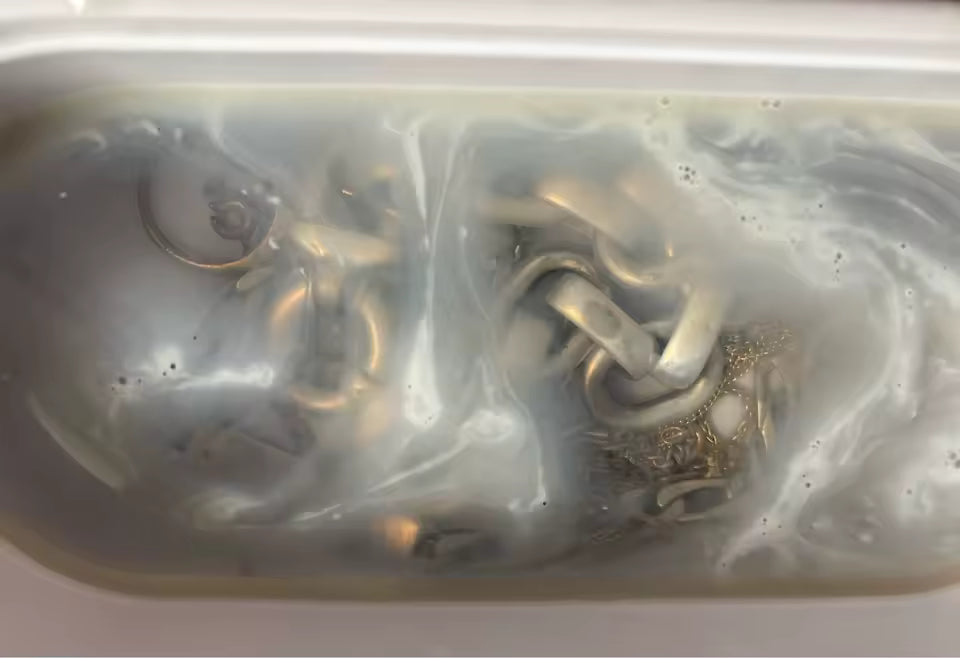 Jewelry being cleaned in Purioxa Pro